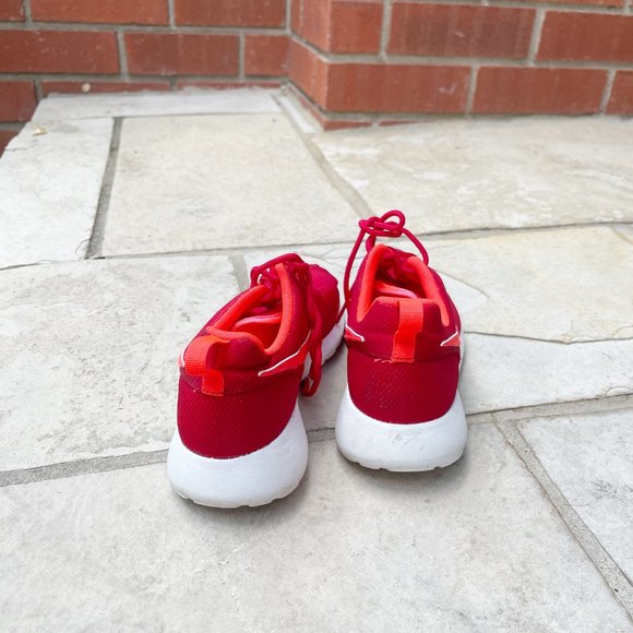 ✨ Two Tone Red Roche Running Shoes | Nike - Picture 3 of 6